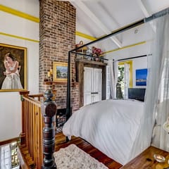 Carriage House in North Historic District. Pet Friendly! Fireplaces.