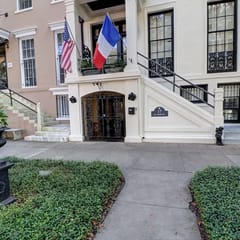 E Jones St Luxury Garden Apartment-Dog Friendly!