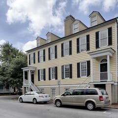 Congress Garden Suite- Off Street Parking Included!