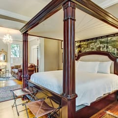 Luxury Apartment On Famous Jones Street-Dog Friendly!