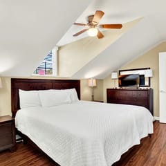 Charming Apartment on Abercorn- Off Street Parking Included!