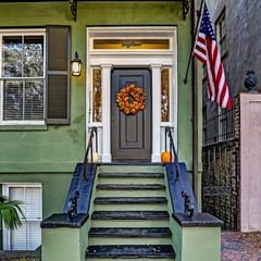 Classic Jones Street Apartment-Off Street Parking Spot Included!