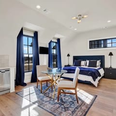 “ Elegant Carriage House Studio on the River”