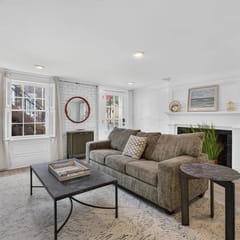 Historic Garden Retreat in the Heart of Downtown Savannah with parking!