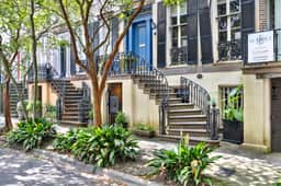 “Charming Garden Retreat – Where Comfort Meets Character”