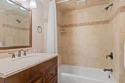 Charming Garden Suite On E York St.- Off Street Parking Included!
