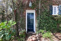 Carriage House in North Historic District. Pet Friendly! Fireplaces.