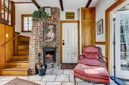 Carriage House in North Historic District. Pet Friendly! Fireplaces.