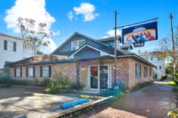 Charming Apartment on Abercorn- Off Street Parking Included!
