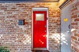Charming Apartment on Abercorn- Off Street Parking Included!