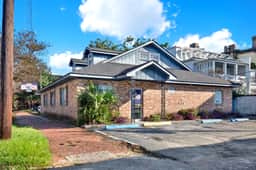 Charming Apartment on Abercorn- Off Street Parking Included!