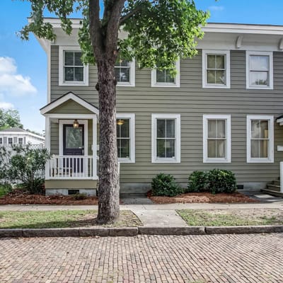 Starlands Executive Home-Off Street Parking & Private Deck Included!