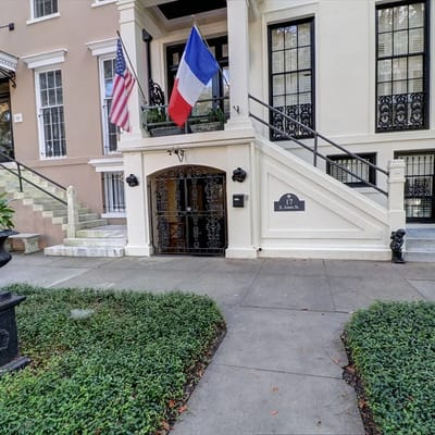 E Jones St Luxury Garden Apartment-Dog Friendly!