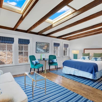 Escape to Tranquility: Your Hidden Retreat in a Charming Carriage House