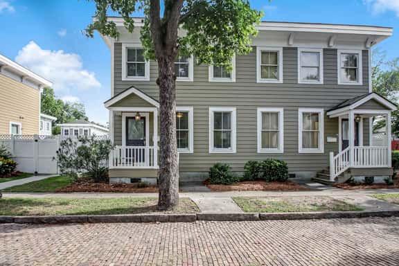 Starlands Executive Home-Off Street Parking & Private Deck Included! - Image 1