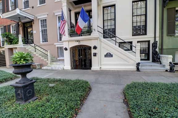 E Jones St Luxury Garden Apartment-Dog Friendly! - Image 1