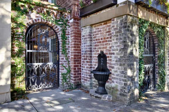 Downtown Savannah Studio Carriage House – Walk Everywhere - Image 1
