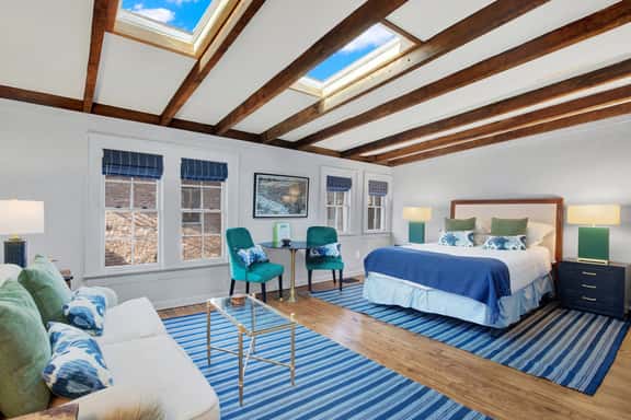 Escape to Tranquility: Your Hidden Retreat in a Charming Carriage House - Image 1