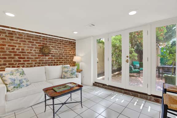 Darling Garden Apartment on Charlton - Image 1