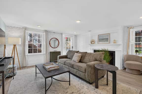 Historic Garden Retreat in the Heart of Downtown Savannah with parking! - Image 1