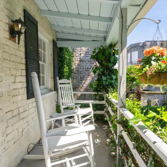Experience Savannah like you live here! Shared Courtyard! Dog Friendly! - Image 1