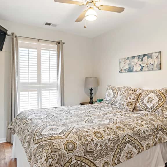 Stunning Liberty Lane Carriage House. - Image 1