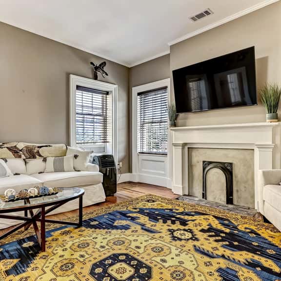 York Street Living! Off-Street Parking, Dog Friendly! - Image 1