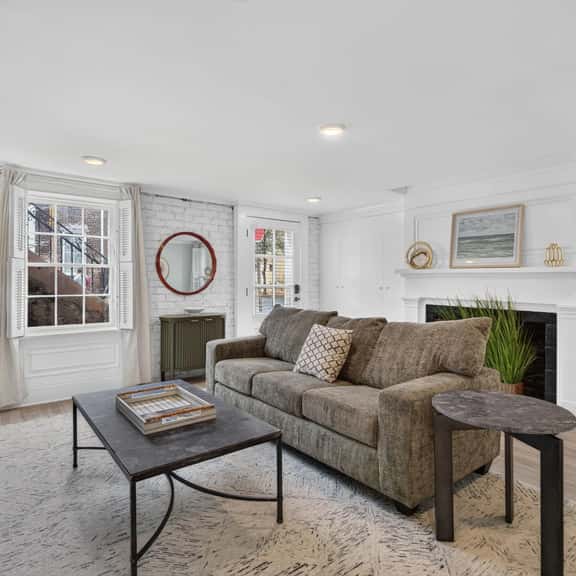 Historic Garden Retreat in the Heart of Downtown Savannah with parking! - Image 1