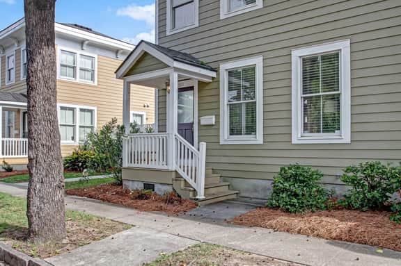 Starlands Executive Home-Off Street Parking & Private Deck Included!