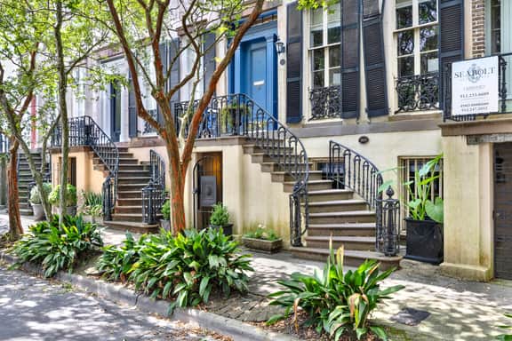 “Charming Garden Retreat – Where Comfort Meets Character”