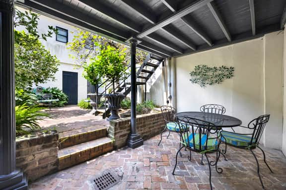 “Charming Garden Retreat – Where Comfort Meets Character”