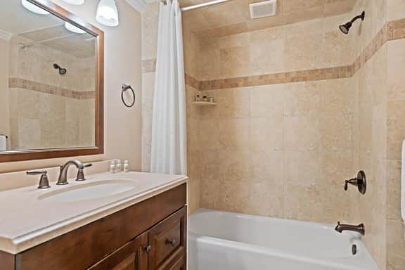 Charming Garden Suite On E York St.- Off Street Parking Included!