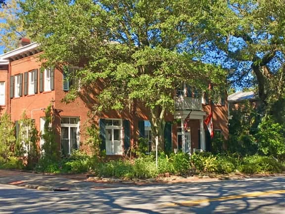 Elegant Victorian Stay Near Forsyth Park