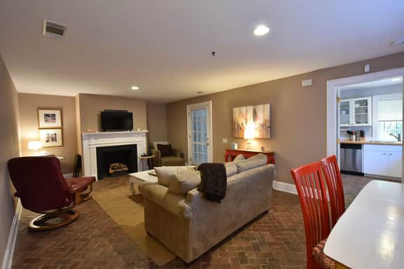 Congress Garden Suite- Off Street Parking Included!