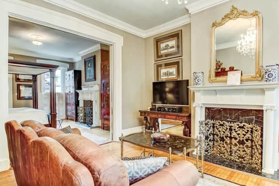 Luxury Apartment On Famous Jones Street-Dog Friendly!