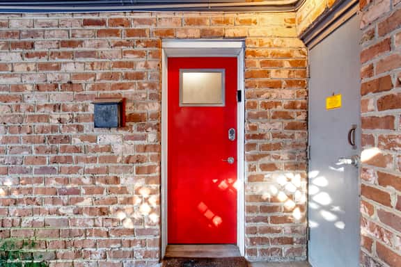 Charming Apartment on Abercorn- Off Street Parking Included!