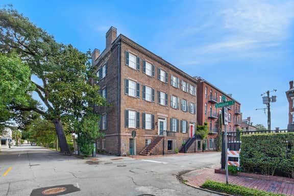 Historic Garden Retreat in the Heart of Downtown Savannah with parking! - Image 5