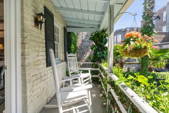 Experience Savannah like you live here! Shared Courtyard! Dog Friendly!