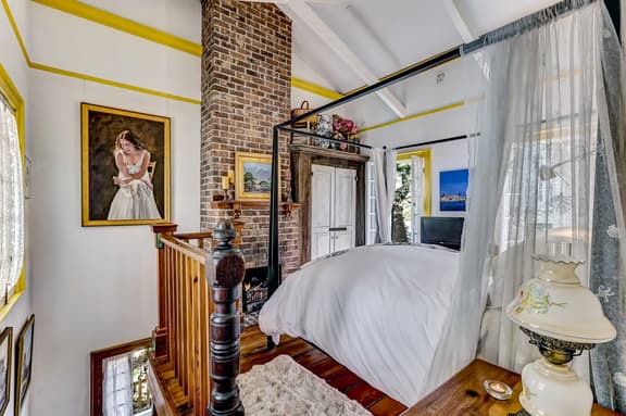 Carriage House in North Historic District. Pet Friendly! Fireplaces.