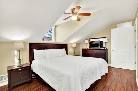 Charming Apartment on Abercorn- Off Street Parking Included!