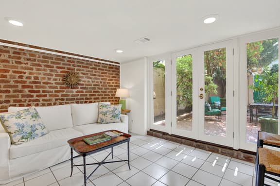 Darling Garden Apartment on Charlton