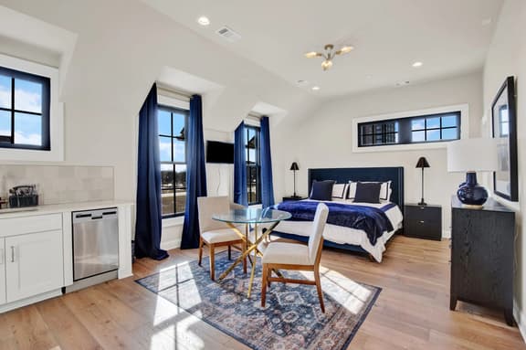 “ Elegant Carriage House Studio on the River”