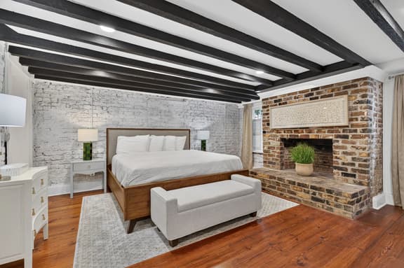 Historic Garden Retreat in the Heart of Downtown Savannah with parking! - Image 1
